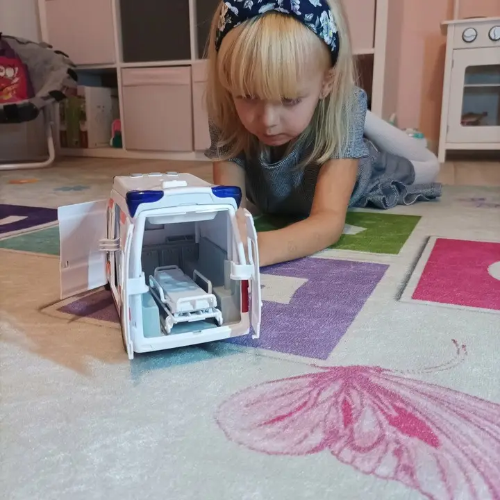 Дитячий автомобіль швидка допомога з носилками Kruzzel (22731) — изображение 3